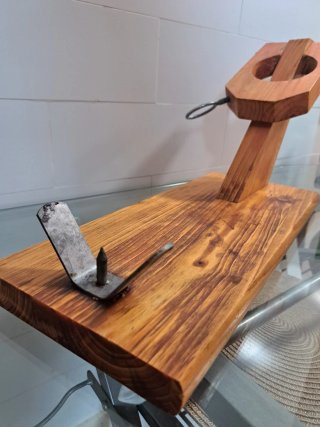 Jamonero de madera.