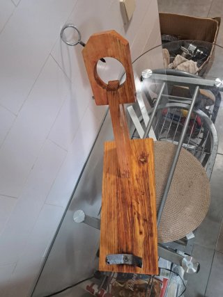 Jamonero de madera.