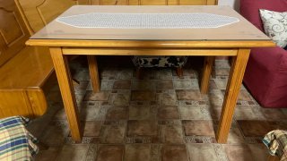 Mesa con rinconera y 2 sillas todo biselado