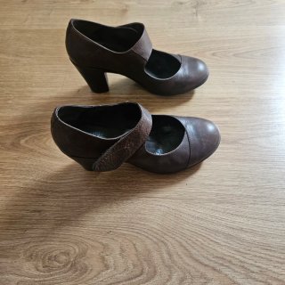 Zapatos de tacón piel marrones con tira