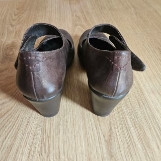 Zapatos de tacón piel marrones con tira