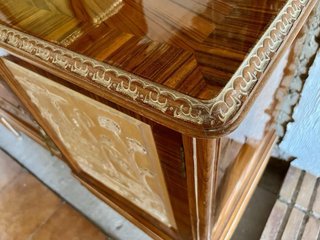 Aparador de madera con espejo