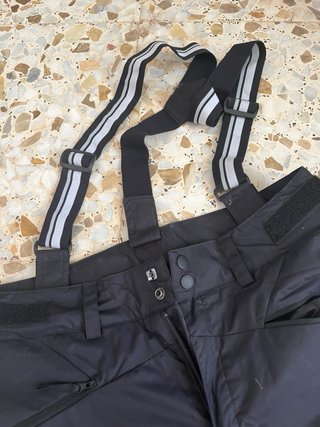 Pantaloncini da sci neri con bretelle da uomo