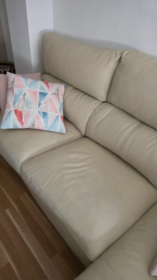 Sofá de piel beige