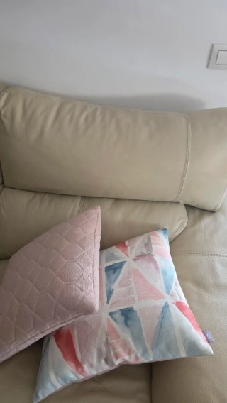 Sofá de piel beige