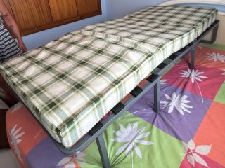 Cama Plegatín Madera y colchón de espuma.