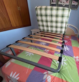 Cama Plegatín Madera y colchón de espuma.