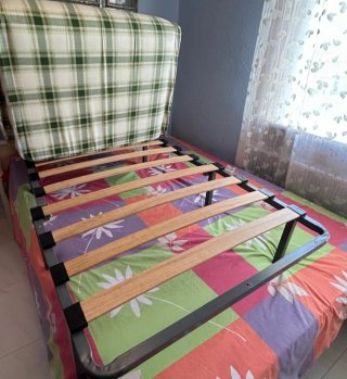 Cama Plegatín Madera y colchón de espuma.