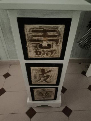 Mueble con 3 cajones decorados