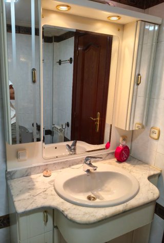Armario, espejo, inodoro y bidet ROCA