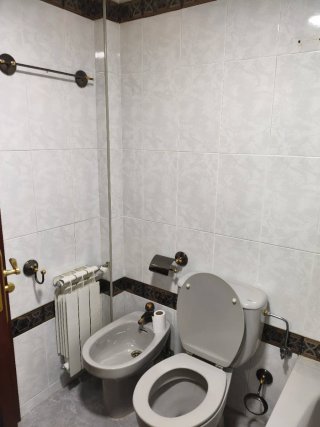 Armario, espejo, inodoro y bidet ROCA