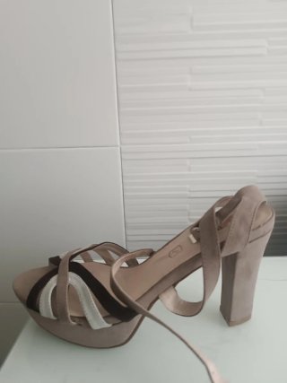 Sandalias de piel preciosas