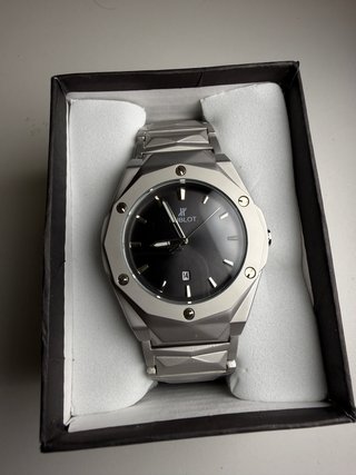 Reloj de pulsera plateado y negro