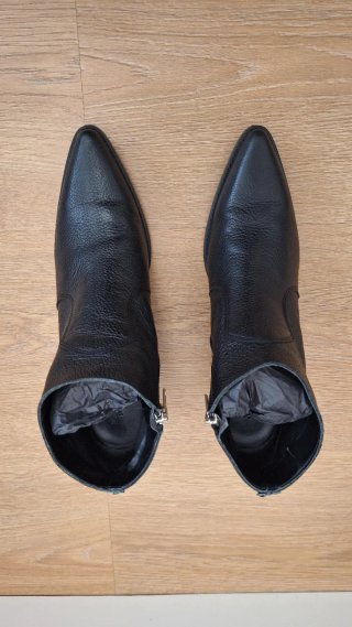Botines de piel negros en muy buen estado.