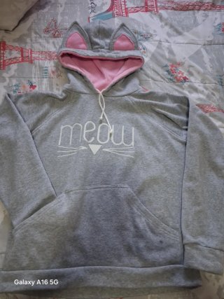 Sudadera gris con orejas de gato y meow