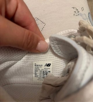 Zapatilla deportiva New Balance beis blanca