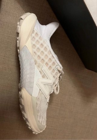 Zapatilla deportiva New Balance beis blanca