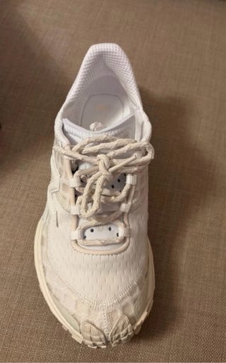 Zapatilla deportiva New Balance beis blanca