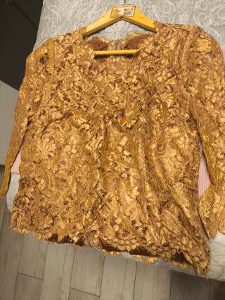 Blusa dorada de encaje