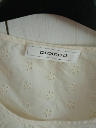 Blusa de mujer Promod bordado inglés y volantes