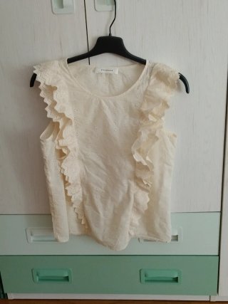 Blusa de mujer Promod bordado inglés y volantes
