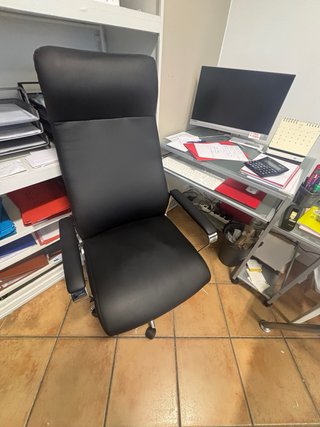 Silla de oficina ergonómica negra