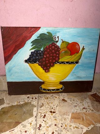 Quadro con frutta e tenda rossa
