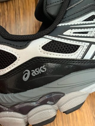 Asics Gel NYC Zapatillas Negras y Plateadas