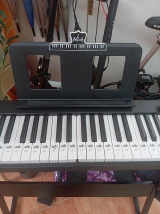 Piano digital con soporte