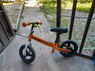Bicicleta sin pedales naranja