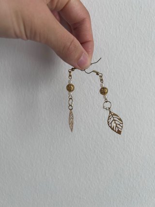 Pendientes bisutería dorados y blancos