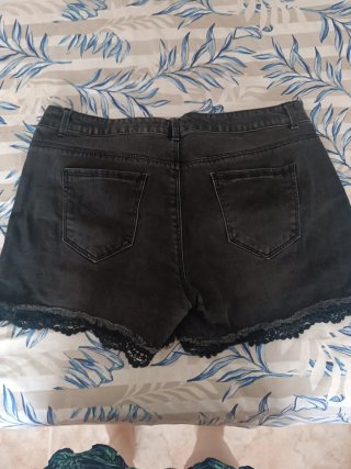 Pantalón Corto Vaquero Negro con Encaje