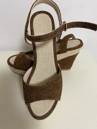 Sandalias de cuña marrones y beige