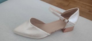 Zapatos beige y dorados