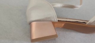 Zapatos beige y dorados