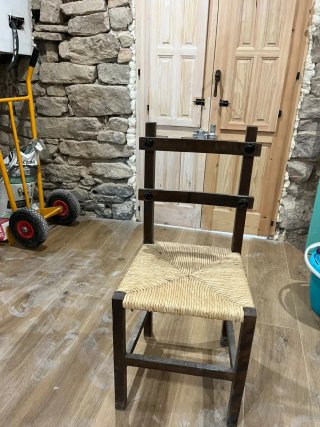 Silla de madera y mimbre