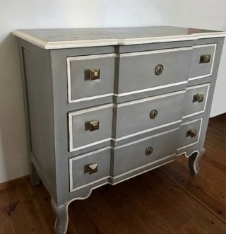 Preciosa cómoda clásica de madera gris