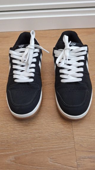 Deportivas Hummel Negras y Blancas