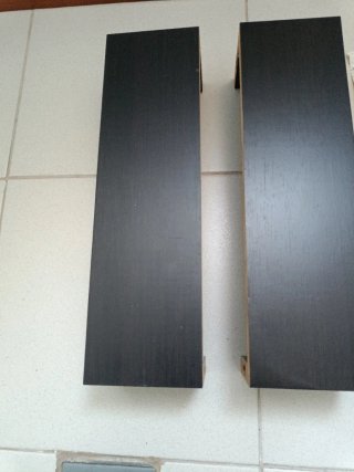 Estantes pequeños de madera marrones