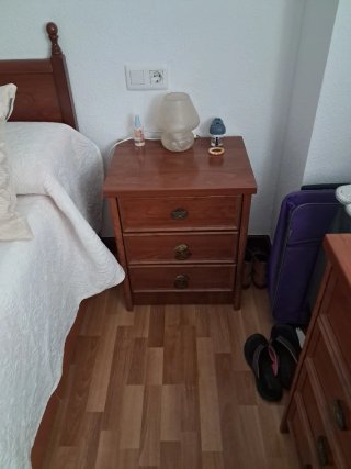Cómoda de madera oscura
