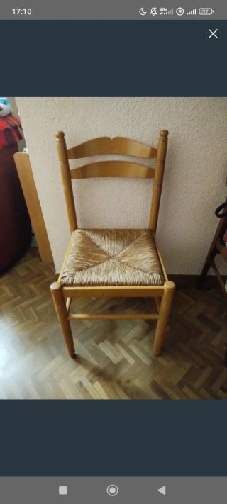 Silla de madera con asiento de ratán