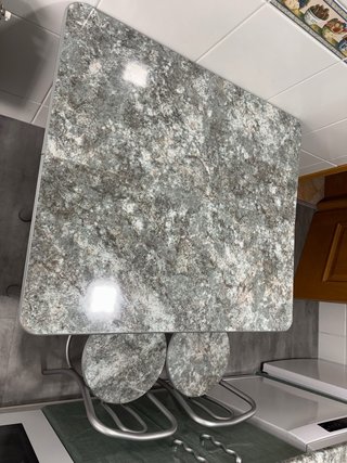 Mesa de cocina con 2 taburetes