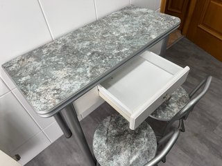 Mesa de cocina con 2 taburetes