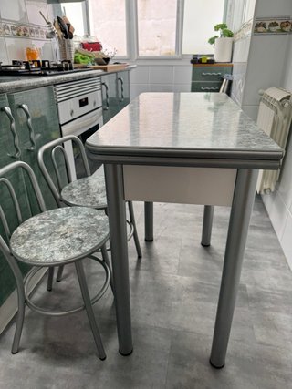 Mesa de cocina con 2 taburetes