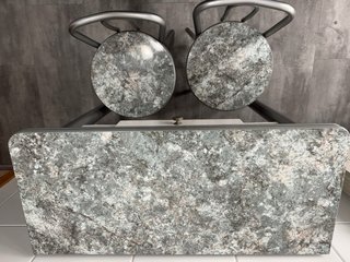 Mesa de cocina con 2 taburetes