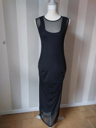 Vestido largo negro con transparencias