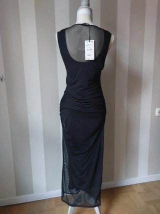 Vestido largo negro con transparencias