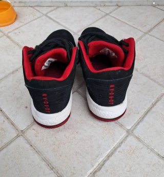 Scarpe Jordan nere e rosse