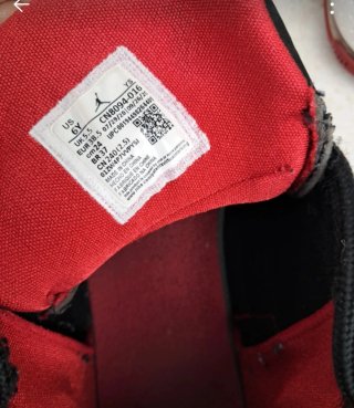 Scarpe Jordan nere e rosse