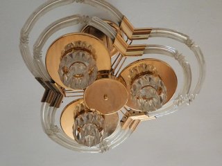 .Lámpara de techo dorada y cristal